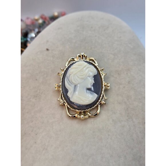 Vintage Cameo Brooch Gray Resin Victorian Lady Bezel Set Fancy Gold Tone Frame - Picture 3 of 5